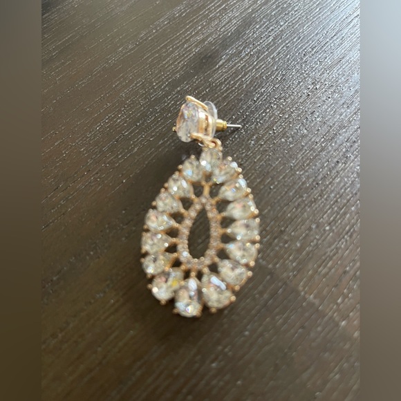 Tear drop style earrings. - Picture 2 of 4